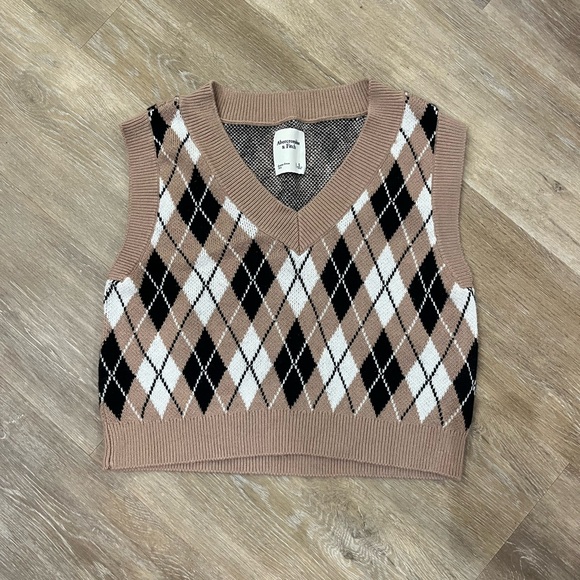 Abercrombie & Fitch Argyle V-Neck Sweater Vest - Beige and Black - Picture 2 of 4